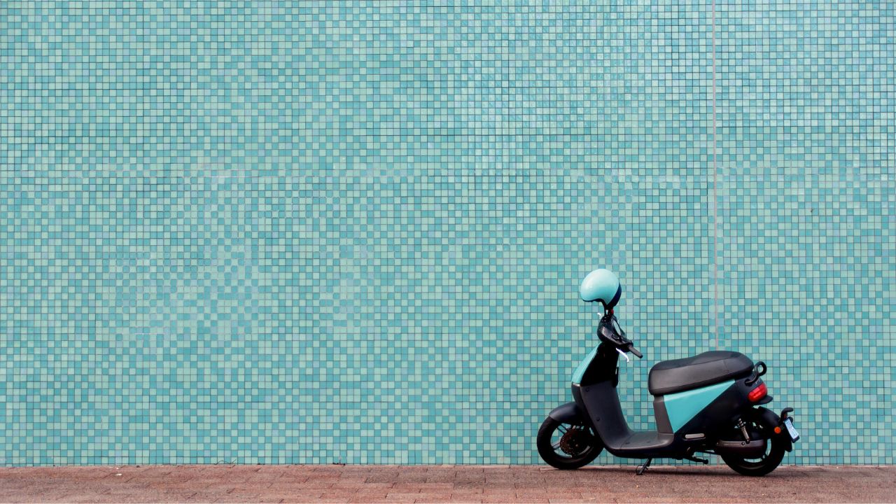 scooter voor muur