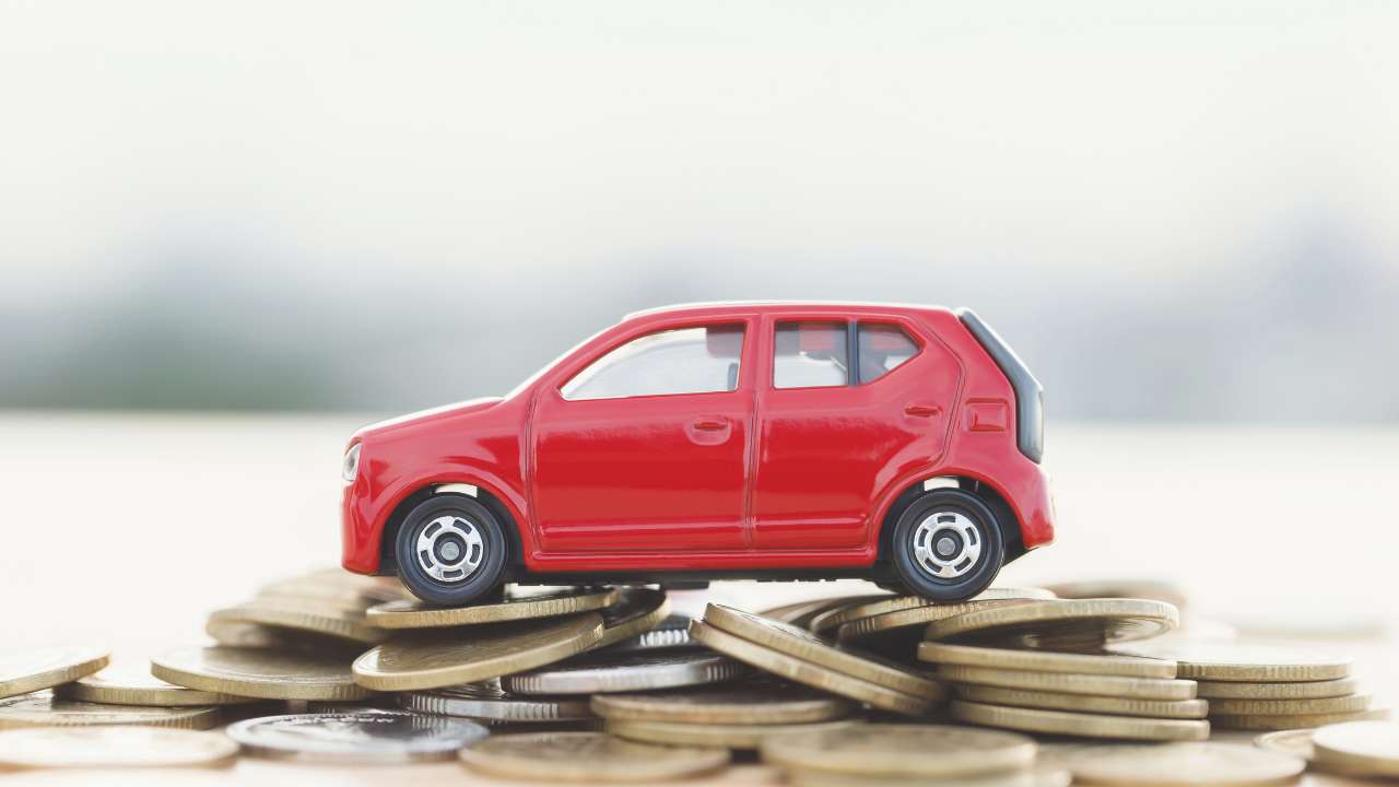 mini auto op een stapel euromunten