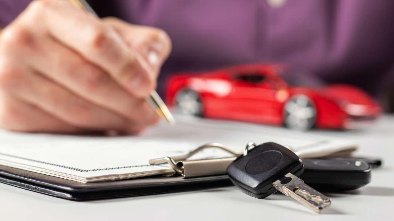 autosleutels hand met pen en contract