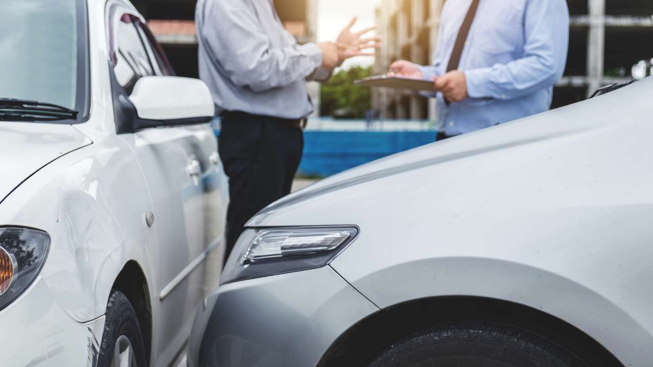 twee auto's tegen elkaar gebotst