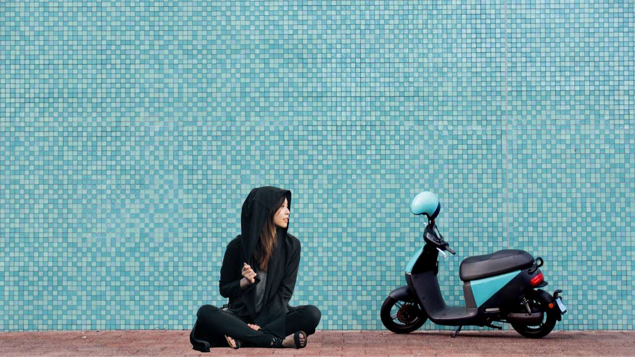 iemand die pechhulp nodig heeft met haar scooter