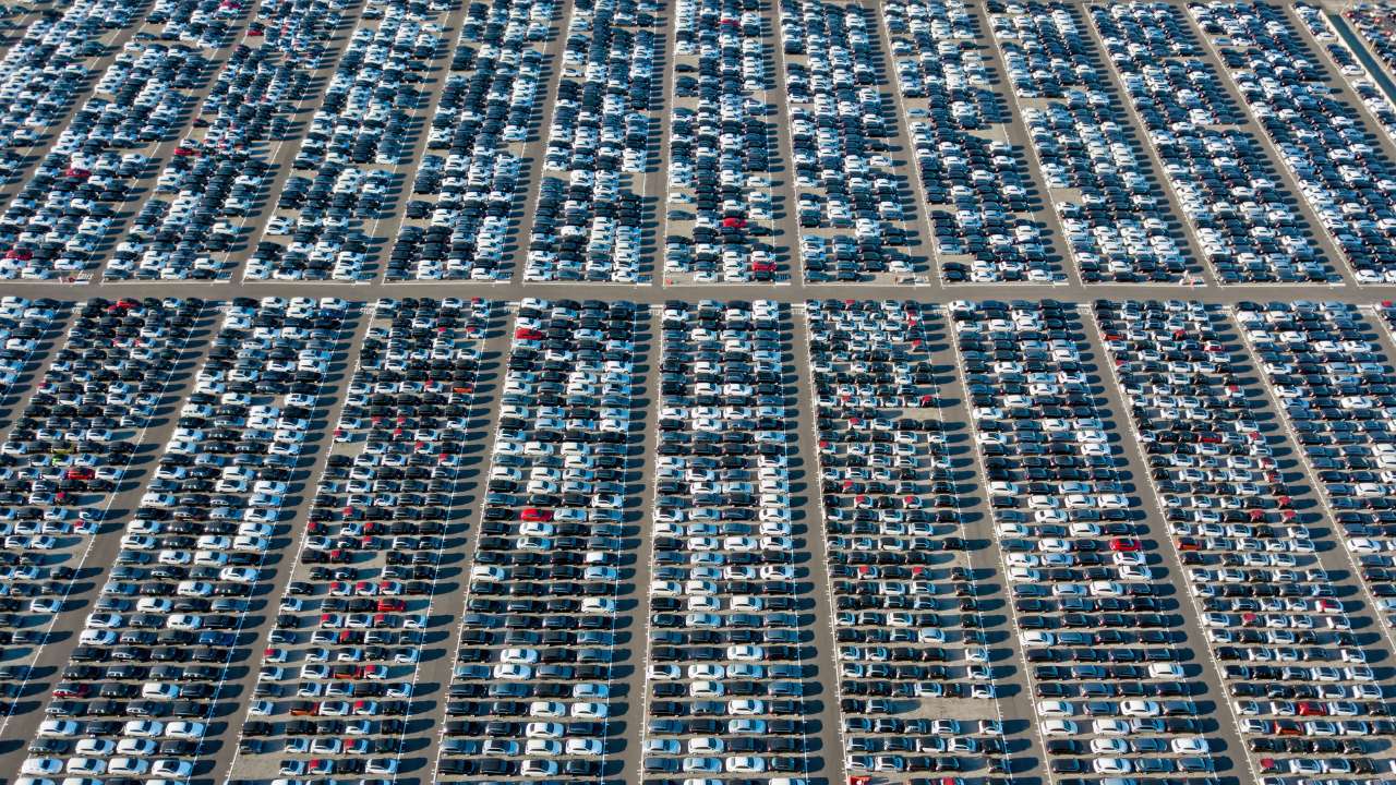 uitgezoomde foto van honderden auto's