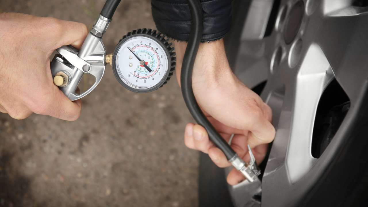 iemand die scooterbanden aan het controleren en oppompen is