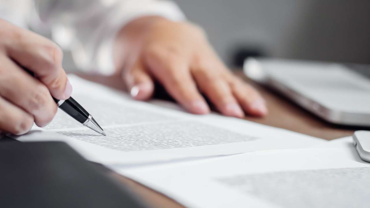 een persoon bezig om een contract te lezen